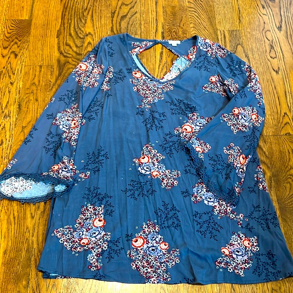 Cute dress!! Bell sleeves
